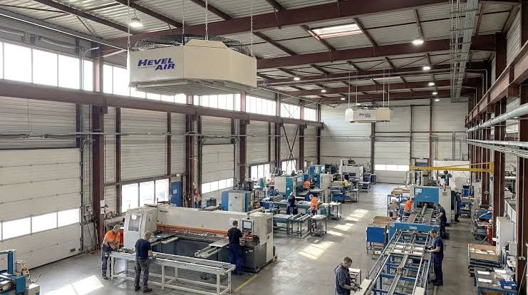 Atelier de production industrielle équipé de déstratificateurs