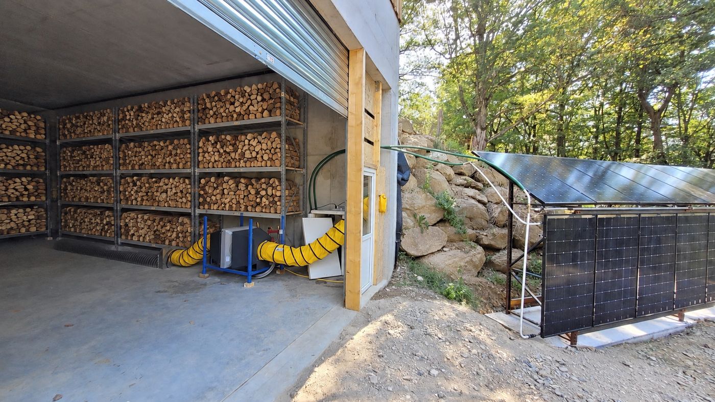 Local de séchage du bois de chauffage relié à des panneaux solaires