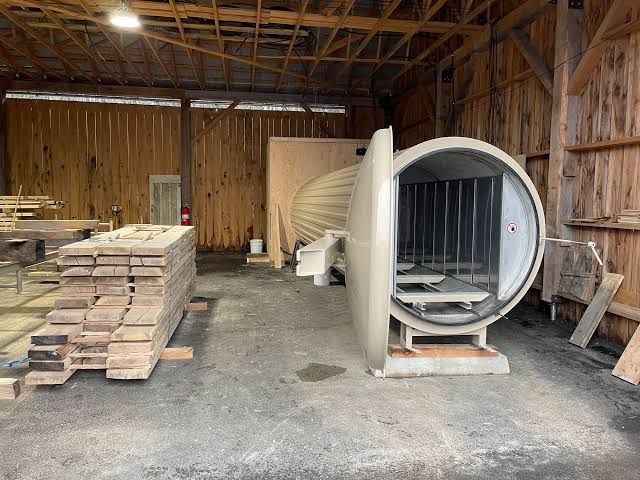Séchoir à bois installé dans un hangar
