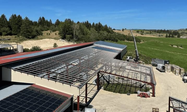 Toiture solaire d’un bâtiment agricole en cours de pose