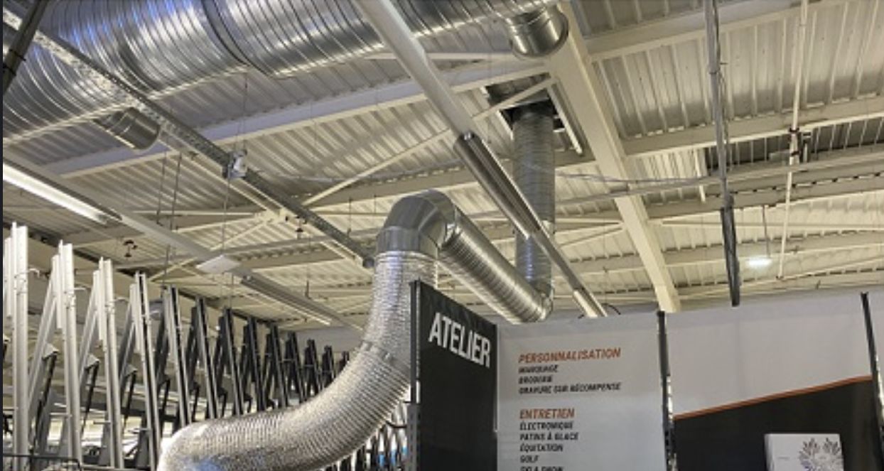 Gaines de ventilation apparentes dans un atelier