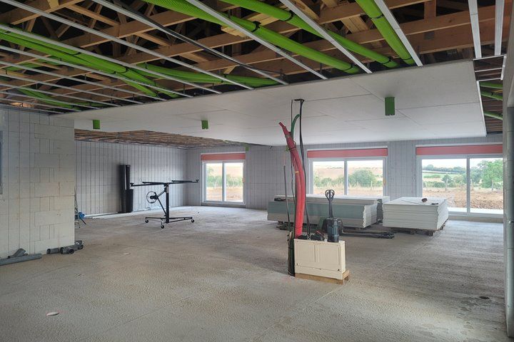 Gaines de ventilation posées en plafond pendant le chantier